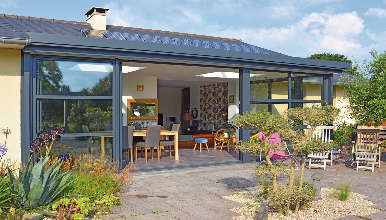 Extension vitrée avec de grandes ouvertures