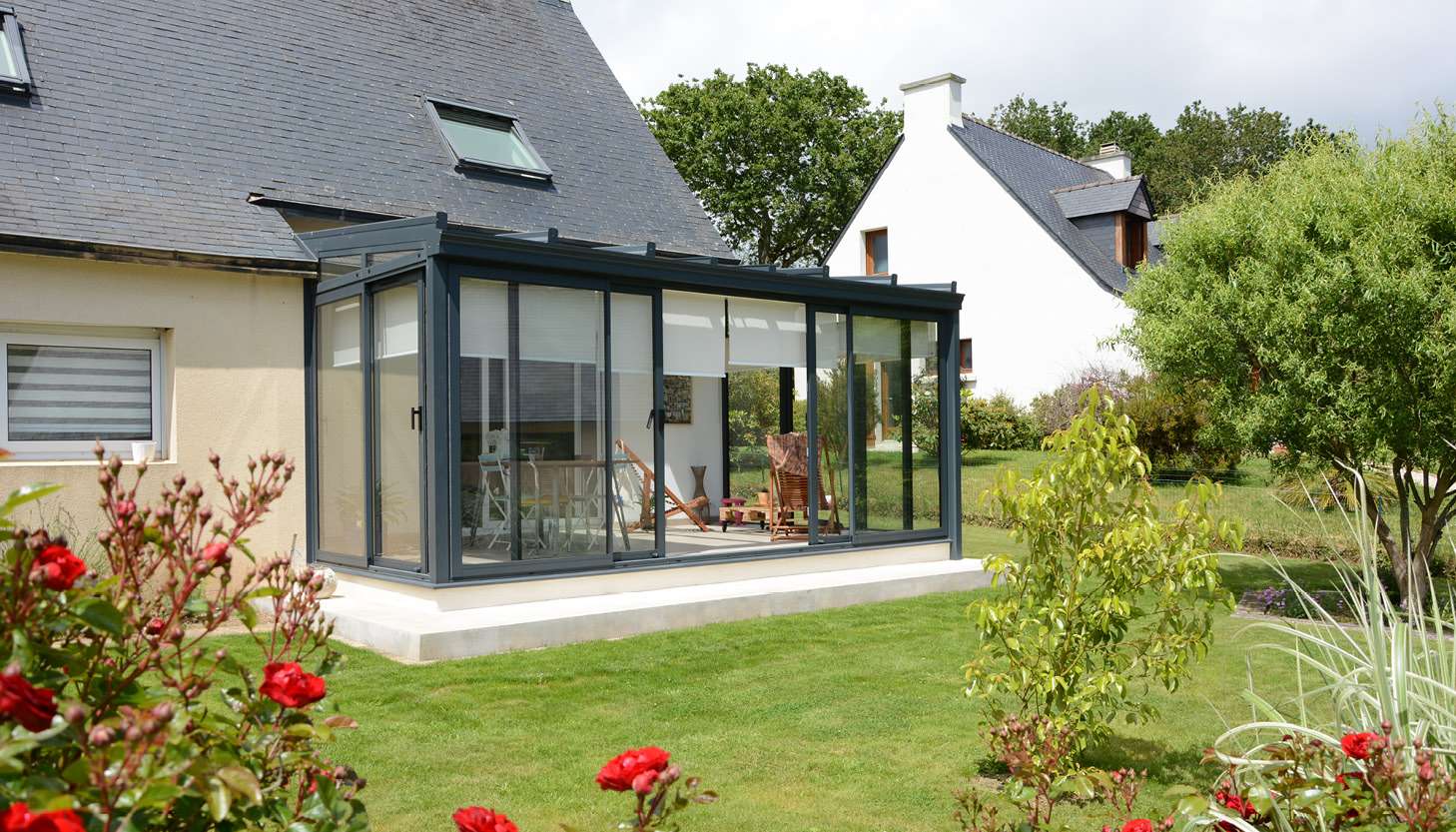 Finitions d'une véranda avec stores