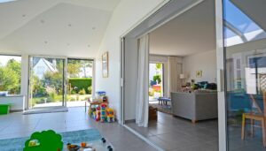 Extension de maison aménagée en bureau de loisirs